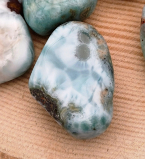 Larimar vrtaný valounek