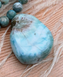 Larimar vrtaný valounek