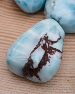 Larimar vrtaný valounek