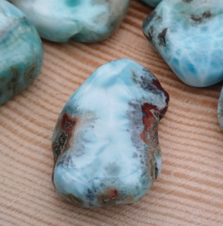 Larimar vrtaný kámen